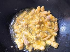 锅中油烧热，放入里脊肉炸4分钟捞出