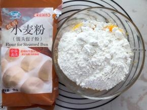 加入面粉，不要一次性加入，每种南瓜蒸出来水份不一样，我是从250克面粉慢慢向上加的，