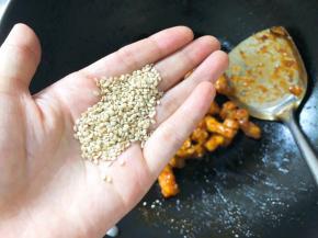 撒上白芝麻即可