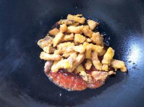 倒入里脊肉翻炒，让里脊肉全部裹上酱汁