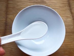 现在做酱汁，3勺清水