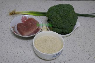 食材：大米、西兰花、猪瘦肉、香葱。调料是放猪瘦肉用的：生粉、生姜、均匀、油、盐。
