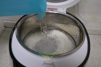 大米洗净，浸泡10分钟之后，捞出放入电饭锅，接着倒入适量的水。我用了100克的米，水1000克。