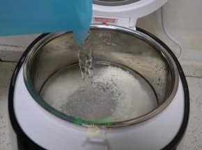 大米洗净，浸泡10分钟之后，捞出放入电饭锅，接着倒入适量的水。我用了100克的米，水1000克。
