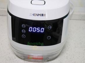合上盖子，按煮粥键，时间默认50分钟，可以按“+”增加时间，按“-”减少时间。普通的大米按默认时间即可。我这个电饭锅是臻米脱糖电饭锅，熬煮的粥格外美味。