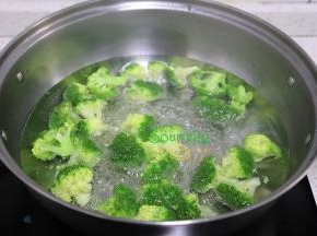 清水煮沸，把切好的西兰花倒入锅里，焯水捞出，过冷水，保存西兰花的颜色翠绿。煮粥的西兰花要焯水，能保持西兰花的颜色翠绿，口感脆爽。