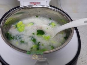 接着把汆烫好的西兰花倒入锅里，接着加少许油，熬煮熟之后，放盐、香葱拌均即可。一碗荤素搭配的粥，香喷喷，营养又美味。
