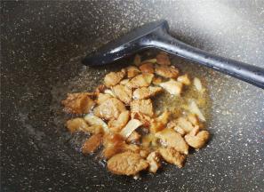 首先把猪肉洗净切片，蒜瓣去皮切片，热锅冷油，升温放入蒜片爆香，猪肉也倒入翻炒。