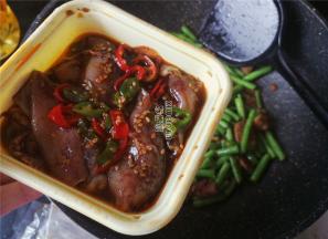 把即食的笔管鱼打开倒入锅中，跟食材一起翻炒。（盒里有点汤汁，不添加盐）。