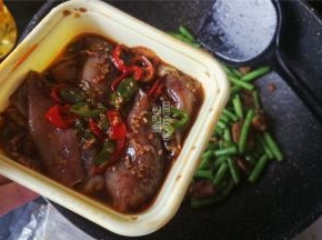 把即食的笔管鱼打开倒入锅中，跟食材一起翻炒。（盒里有点汤汁，不添加盐）。