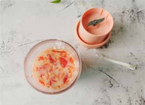 把两瓶养乐多打开倒入榨汁机中（也可一瓶，根据自己喜好）。