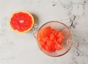 首先把西柚去皮，把果肉剥离出来，不要残留白膜和白筋。