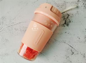 加盖拧紧，启动按钮，充分搅打均匀。