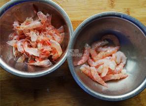 先把虾的头，壳剥离，虾仁备用，蟹味菇分离成小根，洗净也备用。