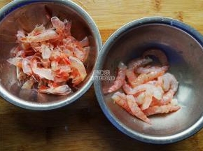 先把虾的头，壳剥离，虾仁备用，蟹味菇分离成小根，洗净也备用。