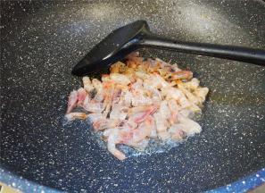 热锅冷油，升温后把虾头，虾壳倒入爆香，熬出虾油，再把头壳捞出。