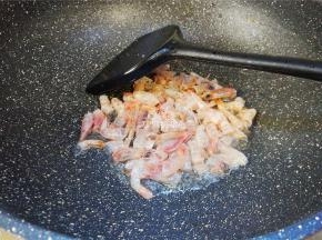 热锅冷油，升温后把虾头，虾壳倒入爆香，熬出虾油，再把头壳捞出。