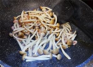 虾仁炒制半熟，把洗净的蟹味菇倒入翻炒，炒制变软，撒入盐，生抽调味。