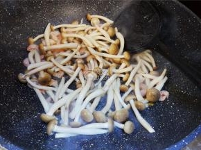 虾仁炒制半熟，把洗净的蟹味菇倒入翻炒，炒制变软，撒入盐，生抽调味。