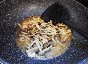 最后倒入少许清水，大火煮沸煮熟，收汁即可盛出食用了。