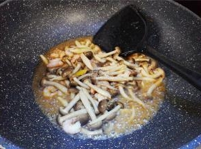 最后倒入少许清水，大火煮沸煮熟，收汁即可盛出食用了。