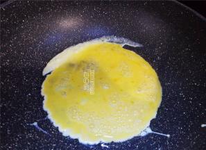 首先把鸡蛋磕入碗中打散，热锅冷油，升温后把鸡蛋液倒入摊平，炒散炒熟。