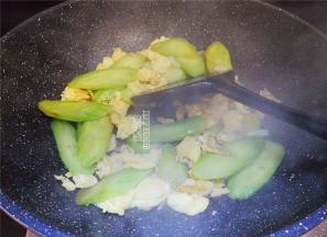 翻炒一会后，黄瓜变软了，滴入几滴生抽，均匀翻炒下，盛出就可以食用了。