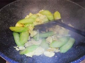 翻炒一会后，黄瓜变软了，滴入几滴生抽，均匀翻炒下，盛出就可以食用了。