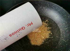 首先锅中倒入适量的清水，接着倒入免洗的白藜麦1杯，开大火煮熟后，捞起备用。