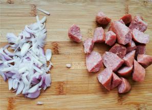 把洋葱洗净切细碎，牛肉肠切小滚刀块，放一边待用。
