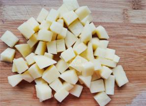 选绵软的土豆洗净去皮，切成均匀小块待用。