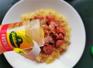 土豆铺于盘子底部，把煮好的藜麦再铺入上面，洋葱香肠置于顶部，最后浇入沙拉酱。