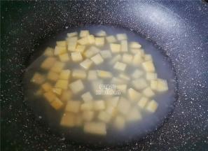 锅中洗净倒入冷水煮沸，然后把土豆小块倒入煮熟捞起备用。