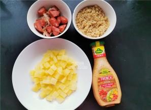 以下就是做好的备用食材，藜麦，洋葱香肠，土豆丁，沙拉酱。