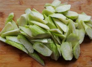 把丝瓜去皮，冲洗一遍，切滚刀块备用。