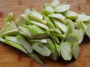 把丝瓜去皮，冲洗一遍，切滚刀块备用。