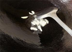 热锅冷油，升温后把蒜瓣切片放入爆香。