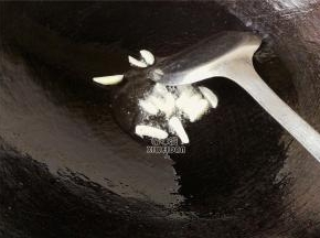 热锅冷油，升温后把蒜瓣切片放入爆香。