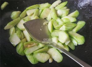 把切好的丝瓜倒入锅中翻炒下，炒制变软出汁水。