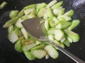 把切好的丝瓜倒入锅中翻炒下，炒制变软出汁水。
