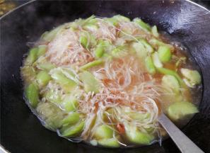 煮沸后，把米面放入汤中煮软，加盖焖一会，米面涨开断生变软即可盛出食用了。