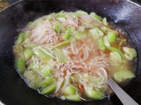 煮沸后，把米面放入汤中煮软，加盖焖一会，米面涨开断生变软即可盛出食用了。