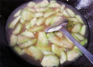 锅中撒入盐和生抽调味，再倒入适量的清水，开大火煮沸。