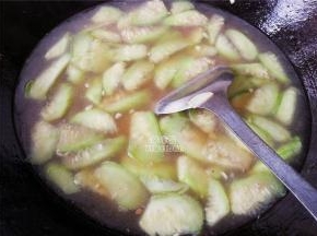 锅中撒入盐和生抽调味，再倒入适量的清水，开大火煮沸。