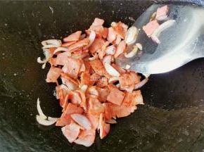 首先把洋葱和培根切碎，热锅后倒入培根和洋葱翻炒变软出香味备用。