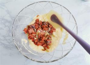 面糊搅拌到无颗粒，无干粉，把炒制好的洋葱培根混合均匀。