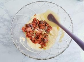 面糊搅拌到无颗粒，无干粉，把炒制好的洋葱培根混合均匀。