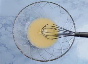 再倒入玉米油和牛奶用打蛋器搅拌充分，混合均匀。