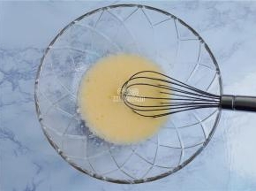 再倒入玉米油和牛奶用打蛋器搅拌充分，混合均匀。