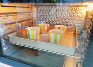 把香肠切小块放入纸杯面糊上，烤箱预热180度，放置中层烤制25分钟即可。